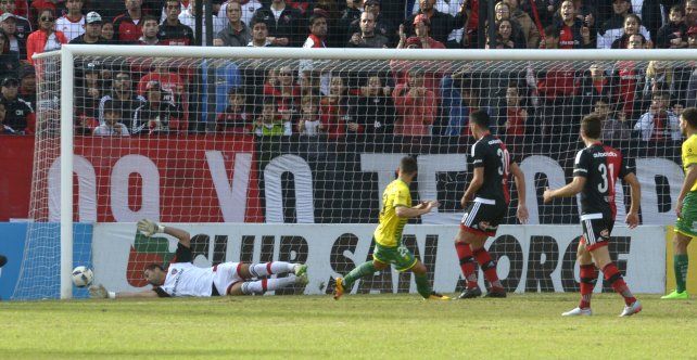 Golpe en el inicio. Iban apenas 4 minutos y Tomás Martínez abrió la cuenta. Newells jamás pudo reaccionar futbolística ni anímicamente.