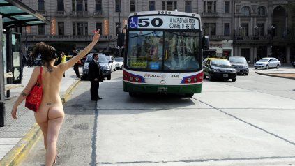 Un grupo de mujeres se desnudó para promover la tolerancia en Plaza Congreso. 