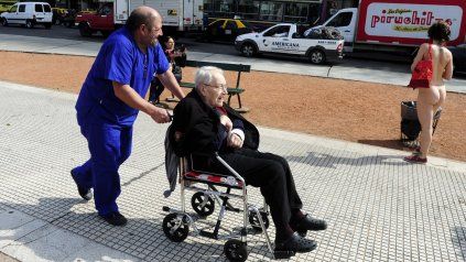 Un grupo de mujeres se desnudó para promover la tolerancia en Plaza Congreso